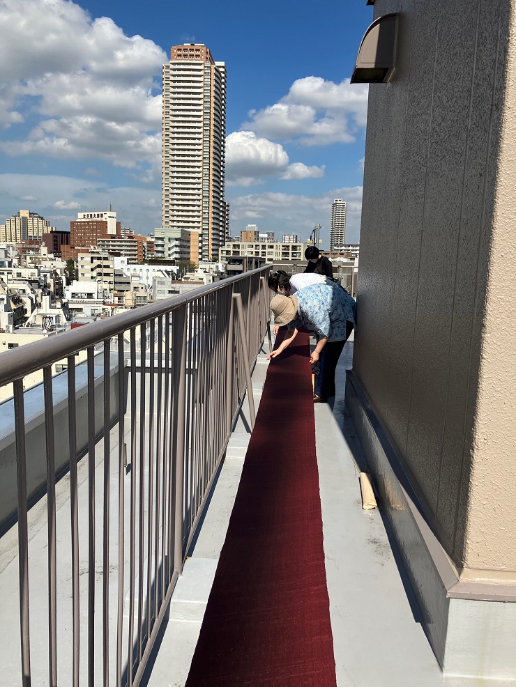 織り上がった着尺を工房の屋上で伸子張り